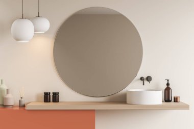 Lavabolu bej bir banyo ve beyaz duvarda iki lamba ve banyo aksesuarlarıyla büyük yuvarlak bir ayna. Modern stil banyo iç dekorasyonu lavabo, jel ve sabun, 3 boyutlu.