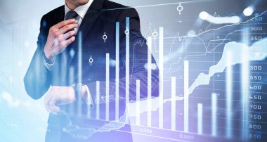 Resmi takım elbiseli bir iş adamı saatlerini kontrol ediyor. Arka planda New York gökdeleni var. Finansal grafik, grafik ve çizelge ön planda. Ticaret kavramı