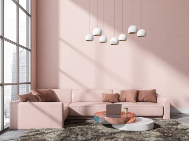 Pembe köşeli kanepe, dizüstü bilgisayarı ve fincanı olan kahve masası şehir manzaralı pencere, beyaz lambalar. Boşluk kopyalama alanı duvarı, 3B oluşturma