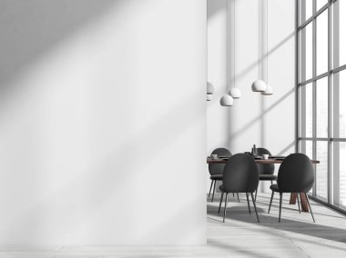 Masada beyaz sandalyeler ve tabaklarla yemek odası, parke zeminde minimalist mobilyalar, şehir manzaralı pencere. Boşluk beyaz duvarını kopyala, 3B görüntüleme