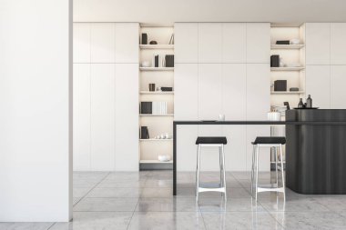 Masalı hafif mutfak ve bulaşıklar, kitaplık ve kitaplarla dolu raflar. Modern mobilya ve mutfak gereçleri olan minimalist yemek odası.