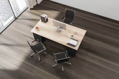 Açık ahşap ofis masalı iç tasarımın üst görüntüsü, üç siyah ağ ofis sandalyesi ve koyu parke. Yönetici ofisi kavramı. 3d oluşturma