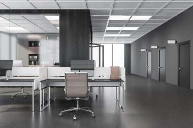 Ofis masasının içi bej ofis koltuklarıyla dolu. Arka planda cam detaylar olan koyu gri koridor dizaynlı üç kapı. Beton zemin. Modern bir iş yeri kavramı. 3d oluşturma