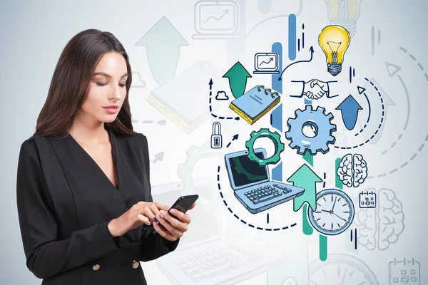 Resmi takım elbiseli iş kadını elinde akıllı telefon tutuyor. Ampul, dizüstü bilgisayar, tokalaşma, takvim, duvarda çark olan renkli çizimlerle dolu ofis işyeri. Yaratıcı fikir kavramı