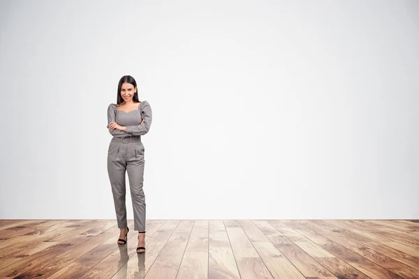 办公室女职员穿着灰色正装在宴会地板上 办公室里自信的经理 带着仿制的复制空间 空白墙壁 员工的概念和计划 — 图库照片
