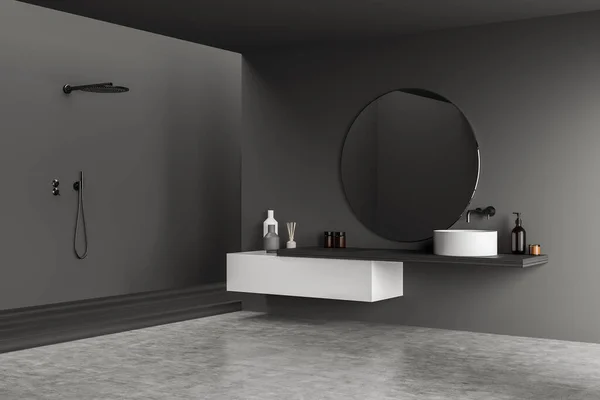Σκούρο Κομψό Εσωτερικό Μπάνιο Στρογγυλό Καθρέφτη Πλαϊνή Άποψη Συρτάρια Νεροχύτη — Φωτογραφία Αρχείου