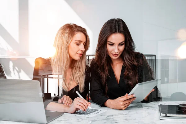 Zwei Bürofrauen Formaler Kleidung Schauen Auf Tablet Doppelbelichtung Des Geschäftszimmers — Stockfoto
