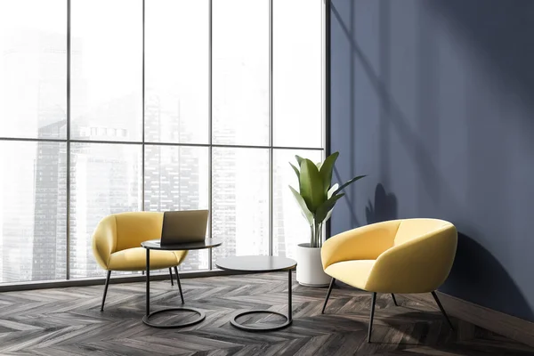 Blaue Bürositzecke Mit Zwei Gelben Sesseln Couchtisch Kombination Zimmerpflanze Und — Stockfoto