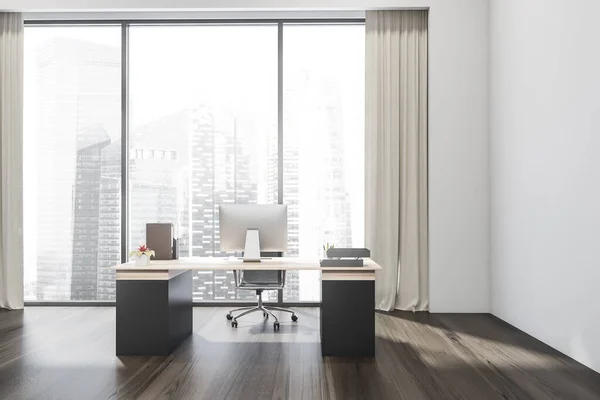 Interiér Kancelářskou Deskou Lehkou Dřevěnou Deskou Kolečkovou Židlí Panoramatickým Oknem — Stock fotografie