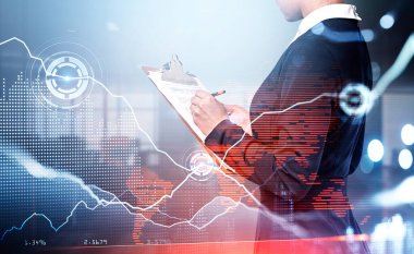 Resmi takım elbise giyen iş kadını panoya not alıyor. Arka planda ofis işyeri var. Önplanda daire hologramı ve sanal haritayla dijital arayüz. Ticaret kavramı