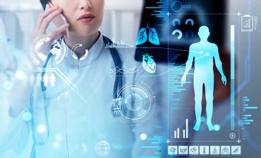 Beyaz takım elbiseli kadın doktor akıllı telefondan konuşuyor. DNA, akciğer, kalp, mide, kemik, bakteri ve hapların ikonlarıyla dijital arayüz. Sağlık bakımı ve tanılama kavramı