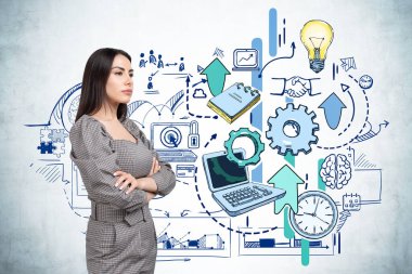 Gri elbiseli genç çekici iş kadını, çizimin yanında dizüstü bilgisayar, ampul, çark, saat, beyin, bulmaca, asma kilit, bar diyagramı ile yan yana duruyor. Yaratıcı fikir kavramı