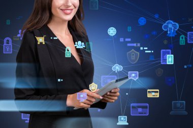 Gülümseyen iş kadını elinde tablet ile internet, mavi ve sarı renkli hologram bilgi simgelerini tarıyor. Siber güvenlik kavramı ve gizli bilgilerin korunması.