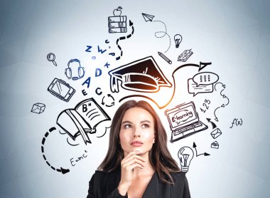 Ofisteki kadın göğüs göğüse düşünüyor, üniversite eğitiminin karalama çizimlerine, ampullere ve mavi duvardaki eğitim ikonlarının devrelerine bakıyor. Kariyer geliştirme kavramı