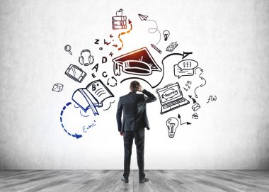 Ofis çalışanı, üniversite eğitimi, ampul, e-öğrenme ve bilim simgelerinin renkli karalama çizimlerini analiz ediyor. Üniversite eğitimi kavramı
