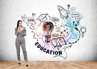 Cihazı olan bir ofis kadını, konsantre bakışlı, parke üzerinde tam boy. Üniversite eğitiminin renkli çizimleri, ampul, roket ve bilim simgeleri. Kariyer seçimi kavramı