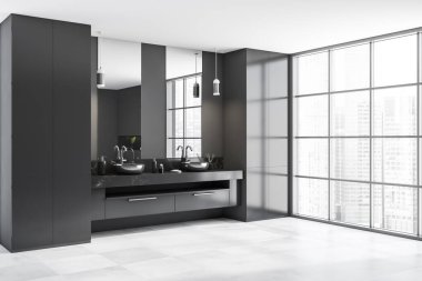 Karanlık banyo içinin köşesinde çift lavabo, iki ayna, fayans zemin, Singapur şehrinin gökdelen manzaralı panoramik pencere. Sağlık için hijyenik ve spa prosedürleri kavramı. 3d oluşturma