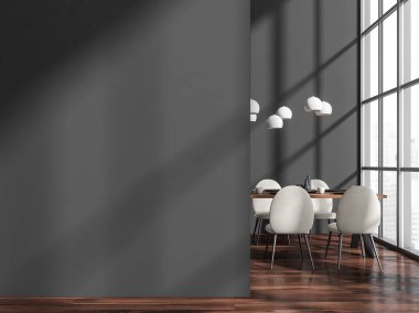 Masada beyaz sandalyeler ve tabaklarla yemek odası, parke zeminde minimalist mobilyalar, şehir manzaralı pencere. Boşluk gri duvarını kopyala, 3D görüntüleme