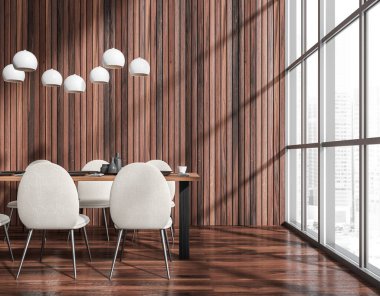 Masada beyaz sandalyeler ve tabaklarla yemek odası, parke zeminde minimalist mobilyalar, şehir manzaralı pencere. Boşluk boş duvarını kopyala, 3B oluşturma