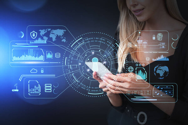 Деловая женщина в официальном костюме печатает сообщение на смартфоне. Цифровой интерфейс с виртуальным глобусом, отпечатком пальца, картой, сим-картой, барной стойкой, замком, защитой и безопасностью хранения данных