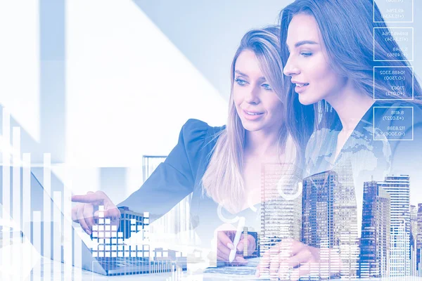 Kontorspersonal Som Arbetar Analyserar Förändringar Aktiemarknaden Dubbel Exponering Två Kvinnor — Stockfoto