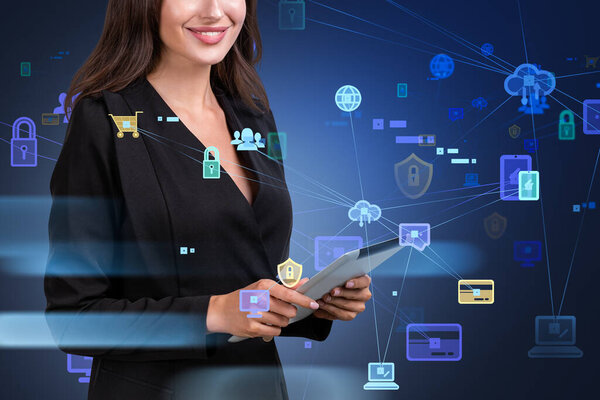 Улыбающаяся деловая женщина, держащая планшетное устройство и просматривающая Интернет, синие и желтые светящиеся информационные иконки голограммы. Концепция кибербезопасности и защиты конфиденциальной информации.
