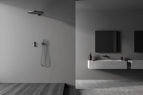 Minimalistický Tmavě Šedý Sprchový Kout Interiér Betonovou Podlahou Policovými Toaletami — Stock fotografie
