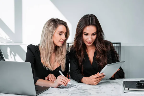 Deux Femmes Bureau Robe Costume Avec Ordinateur Portable Sur Bureau — Photo