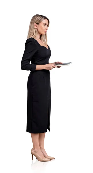 Привлекательная Бизнесвумен Черном Формальном Платье Полный Рост Уверенным Взглядом Держащая — стоковое фото