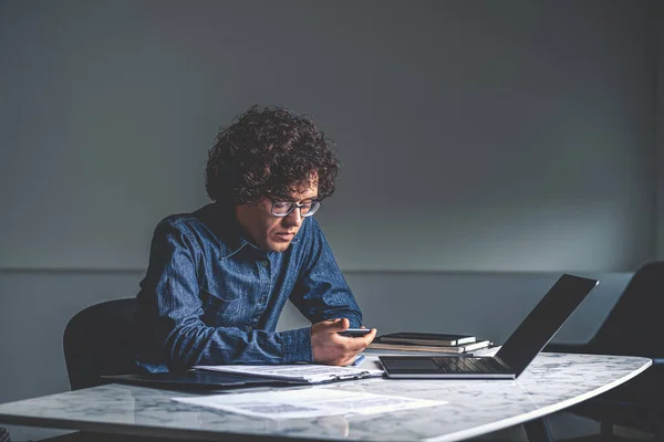 Kantoorman Moe Gestrest Met Telefoon Laptop Zakelijke Papieren Tafel Begrip — Stockfoto