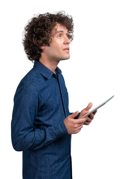 Elinde Tablet Dijital Cihazı Olan Kıvırcık Saçlı Genç Adam Yukarı — Stok fotoğraf