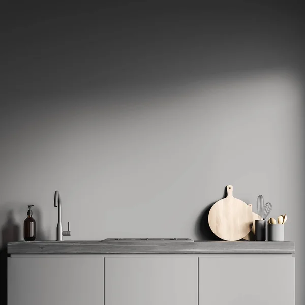 Dunkler Küchenraum Mit Leerer Grauer Wand Spüle Elektroherd Schreibtisch Löffel — Stockfoto