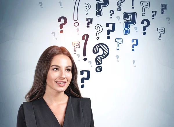 Mujer Negocios Feliz Sonriente Retrato Con Conjunto Múltiples Signos Interrogación — Foto de Stock