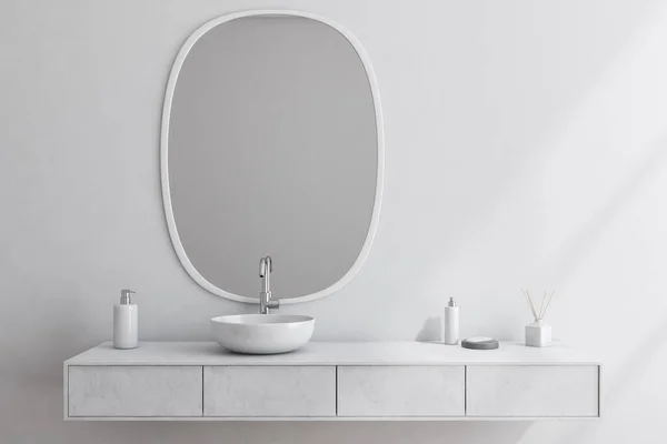 Světlý Interiér Koupelny Umyvadlem Velkým Zrcadlem Tekutým Mýdlem Čerpadle Bílou — Stock fotografie
