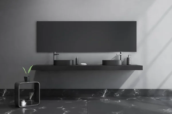 大きなミラー ダブルシンク ポンプの液体石鹸 グレーの壁 タイルコンクリート床と暗いバスルームのインテリア 健康のための衛生的でスパの手順の概念 3Dレンダリング — ストック写真