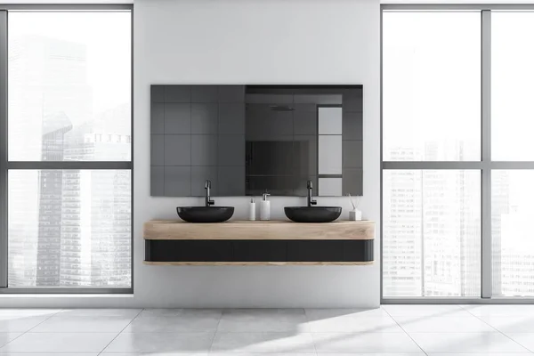 Weiße Duschbad Innenausstattung Mit Bodentiefen Fenstern Spiegel Zwei Schwarzen Waschbecken — Stockfoto