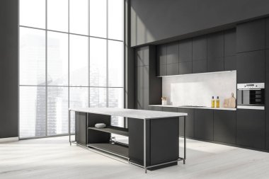 Mutfak seti, yemek masası ve lavabo. Beyaz parke zemininde minimalist mobilyalar, yan görüş, mutfak gereçleri ve Moskova manzaralı panoramik pencere.