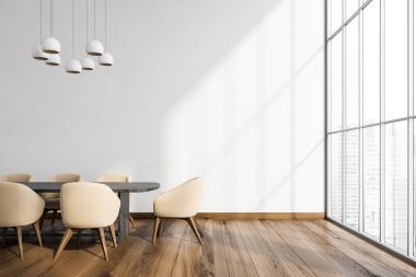 İçi minimalist masa, bej sandalyeler, yerden tavana pencere ve lamba dolu. Boş beyaz duvar ve geniş tahta zemin. Yemek odası tasarımı kavramı. 3d oluşturma