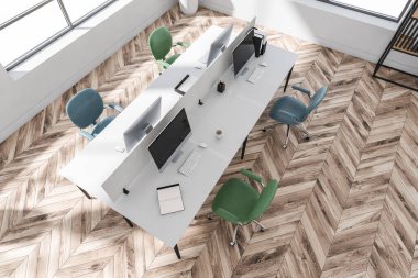 Dört mavi ve yeşil ofis sandalyesine sahip, parke zemin ve yaratıcı çalışma istasyonu olan şık beyaz ofis iç tasarımı. Modern iş yeri kavramı. Üst Manzara. 3d oluşturma