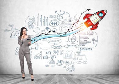 Ofisteki kadın tam boy, parke üzerinde cihaz, karalama simgeleri ve duvarında zihin haritası olan renkli bir roket. Grafikler ve ağ simgeleriyle çizim. Ürün başlatma kavramı