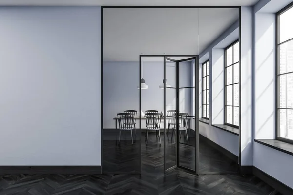 Interior Sala Jantar Azul Com Cadeiras Madeira Atrás Portas Vidro — Fotografia de Stock