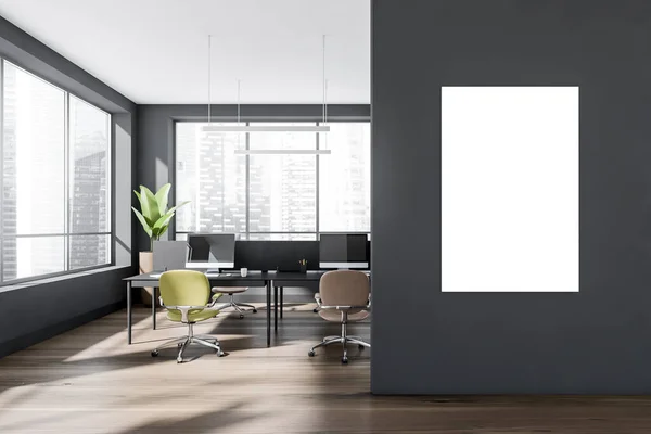 空旷的帆布与灰色的开放空间办公室 深色木地板和室内设计的全景景观 使用黄色和棕色的办公椅和直线灯 现代工作场所的概念 3D渲染 — 图库照片