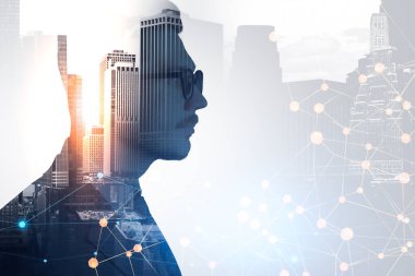 Resmi takım elbise giyen düşünceli iş adamı yaratıcı fikirler düşünüyor. Arka planda New York City gökdeleni panoramik pencere finans merkezi. Başarılı iş adamları kavramı