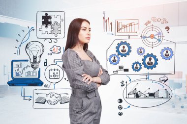Gri elbiseli genç çekici iş kadını çizimin yanında dizüstü bilgisayar, ampul, çark, insan kaynakları, bulmaca, asma kilit, bar diyagramı ile yan yana duruyor. Yaratıcı fikir kavramı