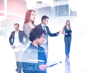 Soyut kurumsal ofiste çalışan çeşitli iş adamları. Gökdelenler, borsa dinamikleri, bar çizelgesi, çifte maruz kalma. Mali danışmanlık ve danışmanlık kavramı.