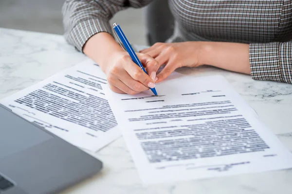 Zakenvrouw Overhandigt Ondertekening Van Het Contract Papieren Pen Close Documenten — Stockfoto