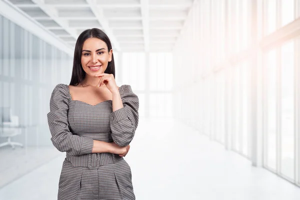 Retrato Mujer Morena Atractiva Europea Sonriente Vestido Caja Verificación Tweed —  Fotos de Stock