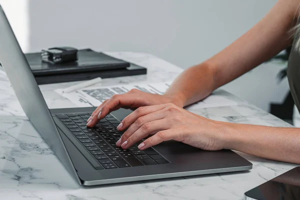 Masada Dizüstü Bilgisayarı Olan Bir Kadını Parmakları Bilgisayarda Yazan Yakın — Stok fotoğraf