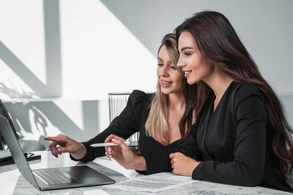 Zwei Lächelnde Bürofrauen Schwarzem Kleid Und Anzug Computer Auf Dem — Stockfoto
