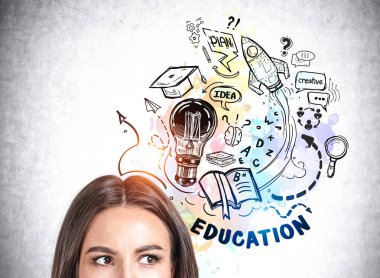 Ofis kadını üzerinde kafa yoruyor, konsantre görünüyor, üniversite eğitiminin renkli karalamalarını inceliyor, ampul, e-öğrenme ve bilim ikonları. Kariyer geliştirme kavramı